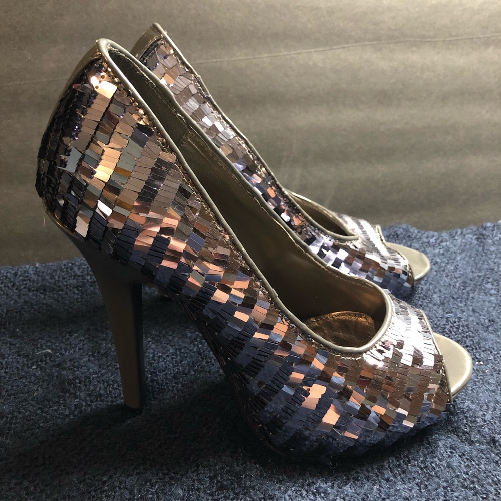 Shinny Silver Dereon Peep-toe Pumps
